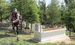 Camilerde ve mezarlıklarda detaylı temizlik yapıldı