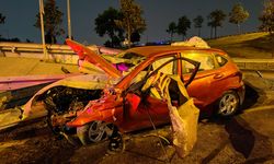 Demir bariyerler otomobilin ön camından girdi yan camından çıktı