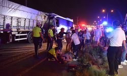 İşçi servisi park halindeki tıra çarptı: 20 yaralı