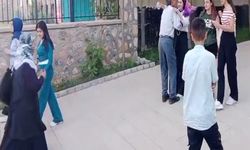Sınav çıkışında çiçekle karşılanan Çimen, YKS sonucuyla babasını gururlandırdı