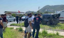 Tur minibüsüyle hafif ticari araç çarpıştı: 2 yaralı
