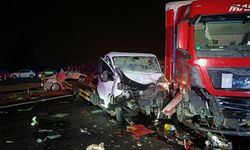Adana’da TIR, yol kenarındaki 3 araca çarptı; 8 yaralı