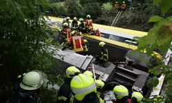 Almanya'da yolcu treni raydan çıktı: 3 ölü, 41 yaralı