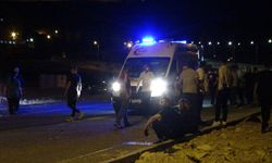 Aydınlatma direğine çarpan motosikletin sürücüsünün bacağı koptu