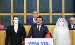Mahmut Arıkan, kürsüye gelin ve damat mankeni ile çıktı