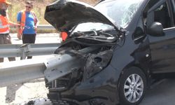 Arnavutköy'de minibüs bariyere saplandı