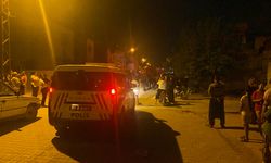 Babasının evini yaktı, alevler bir eve daha sıçradı: Mahallelinin saldırdığı şüpheliyi polis kurtardı