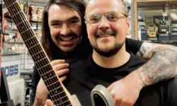 Ölen babasının küllerini gitarına işletti