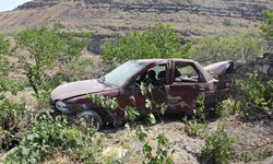 Kontrolden çıkan otomobiliyle müstakil evin bahçesine düştü