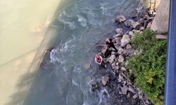Tokat'ta bir vatandaş baraj kapağı açılınca çayda mahsur kaldı