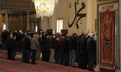 Camide namaz kılarken bıçaklı saldırıya uğradı, hayatını kaybetti