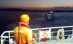 Çanakkale Boğazı'nda sürüklenen tekne kurtarıldı