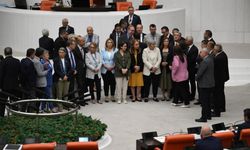 Karalar'ın tutuklanmasının ardından CHP'li vekiller TBMM kürsüsünü işgal etti
