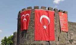 Diyarbakır surlarına MHP ve Türk bayrakları asıldı