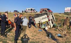 İşçileri taşıyan minibüs devrildi: 15 işçi yaralandı