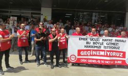 Karşıyaka’da 5 aydır ödenmeyen maaşlar için belediye önünde eylem