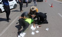 Ehliyetsiz sürücü, 'dur' ihtarına uymadı, motosikleti ile polise çarptı