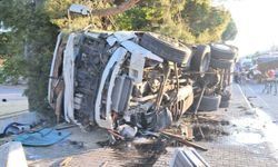 Freni patlayan kamyon trafik ışığında bekleyen 4 otomobile çarptı