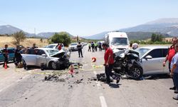 İki otomobil kafa kafaya çarpıştı: 1 ölü, 9 yaralı