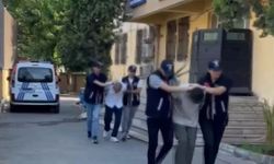 Polis yeleğiyle kasa çaldılar, iz bırakmamak için otomobili yaktılar