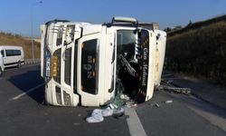 Kuzey Marmara Otoyolu'nda plastik hammadde yüklü TIR devrildi