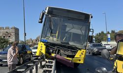 Seyir halindeki İETT otobüsü çelik bariyerlerde asılı kaldı