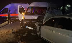 Kocaeli'de servis minibüsü ile otomobil çarpıştı; 10 yaralı