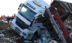 Lastiği patlayan TIR, karşı şeride geçip TIR ile çarpıştı: 1 ölü, 1 yaralı
