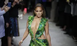 Jennifer Lopez'in sahnede eteği düştü! 'Normalde iç çamaşırı giymem şanslıyım' dedi