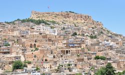 Mardin'de hava sıcaklığı 40 derecenin üzerine çıktı; cadde ve sokaklar boş kaldı