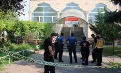 Namaz kılarken boğazını keserek öldürdü