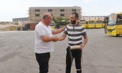 Otobüs şoförü, aracında unutulan içinde para ve altın olan çantayı sahibine ulaştırdı