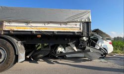 Otomobil, TIR'ın altına girdi: 1 ölü, 1 yaralı