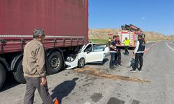 Otomobil, park halindeki TIR'a çarptı: 1 ölü, 5 yaralı