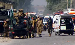 Pakistan'da resmi araca yönelik bombalı saldırıda 5 kişi öldü