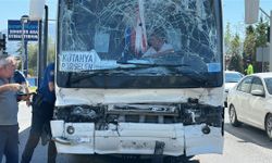Servis otobüsü, akaryakıt tankerine çarptı; 35 yaralı