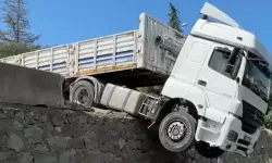 Saman yüklü TIR, beton bariyere çarptı
