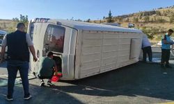 Şanlıurfa’da otomobil ile servis minibüsü çarpıştı: 13 yaralı