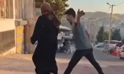 Şanlıurfa'da bir şahıs sokak ortasında eşini darbetti
