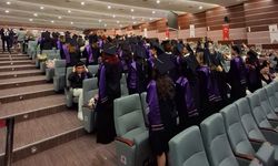 Hacettepe'de mezuniyet töreni: Öğrenciler, rektör ve dekana sırtını döndü