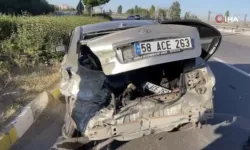 Sivas'ta otomobil bariyerlere çarptı, 2 yaralı