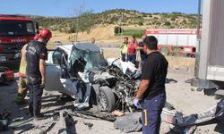 TIR'a çarpan otomobildeki baba ve 3 çocuğu öldü