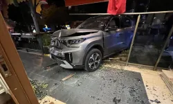 Tekirdağ'da gazla freni karıştıran sürücü aracıyla pastaneye daldı