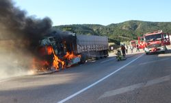 Tokat’a seyir halinde yanan TIR, kullanılmaz hale geldi