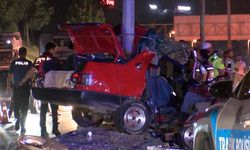 Aydınlatma direğine çarpan otomobilin sürücüsü hayatını kaybetti