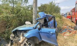 Otomobilin direğe çarptığı kazada 14 yaşındaki sürücü ve kardeşi öldü