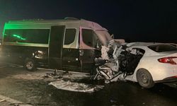 Ankara'da ters yönde ilerleyen otomobil minibüsle çarpışarak alev aldı: 1 ölü, 1 yaralı