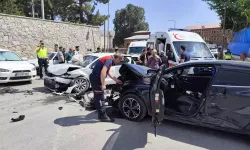 Bitlis'te iki otomobil çarpıştı: 5'i çocuk, 10 yaralı