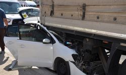 Antalya'da otomobil, TIR’ın altına girdi: Baba, anne ve 2 çocuk yaralandı