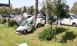 Ticari aracıyla 3 otomobile ve sivil polis aracına çarptı: 2 polis yaralandı